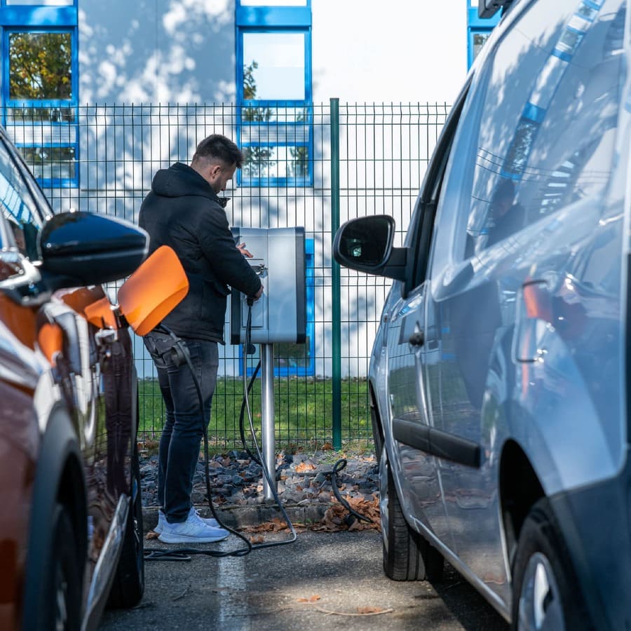 Homme qui recharge sa voiture